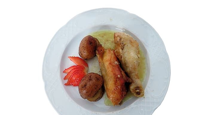 Pollo asado con patatas en forma de seta Pollo asado al horno con patatas doradas servido en fuente