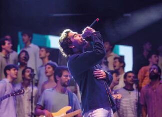 Entre acordes y trascendencia: la música católica actual Actuación del grupo Hakuna en Rivas, ejemplo de música católica actual en directo