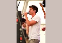 La vida en Cristo no es una carga, sino una plenitud Juan Ayuso actuando en un concierto, cantautor católico conocido por su participación en Got Talent y sus canciones de evangelización