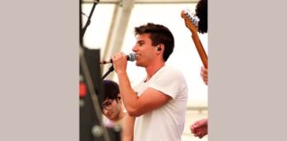La vida en Cristo no es una carga, sino una plenitud Juan Ayuso actuando en un concierto, cantautor católico conocido por su participación en Got Talent y sus canciones de evangelización
