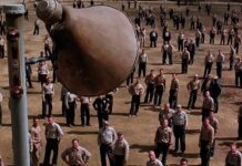 Tan hermoso que no podía expresarse con palabras Red escucha Le nozze di Figaro por los altavoces del patio en la prisión de Shawshank, en Cadena perpetua