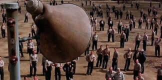 Tan hermoso que no podía expresarse con palabras Red escucha Le nozze di Figaro por los altavoces del patio en la prisión de Shawshank, en Cadena perpetua