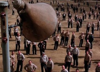 Tan hermoso que no podía expresarse con palabras Red escucha Le nozze di Figaro por los altavoces del patio en la prisión de Shawshank, en Cadena perpetua