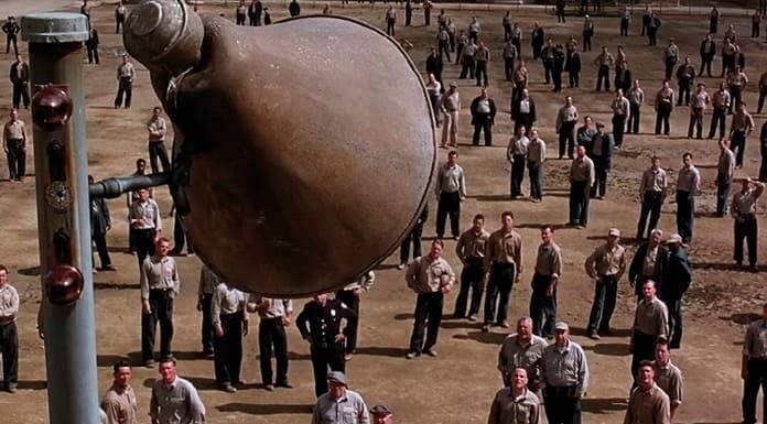 Tan hermoso que no podía expresarse con palabras Red escucha Le nozze di Figaro por los altavoces del patio en la prisión de Shawshank, en Cadena perpetua