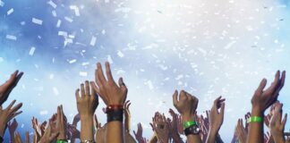 La fe que suena: música católica y cultura en tiempo de búsqueda Jóvenes en un concierto de música católica contemporánea durante un encuentro de músicos católicos en España
