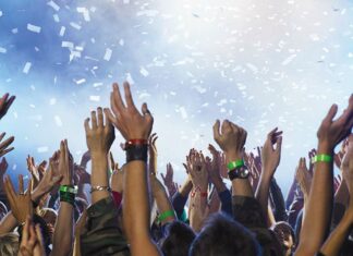 La fe que suena: música católica y cultura en tiempo de búsqueda Jóvenes en un concierto de música católica contemporánea durante un encuentro de músicos católicos en España
