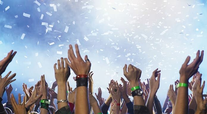 La fe que suena: música católica y cultura en tiempo de búsqueda Jóvenes en un concierto de música católica contemporánea durante un encuentro de músicos católicos en España
