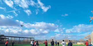 ¡Somos Iglesia, piedras vivas del nuevo templo de Aranjuez! Jóvenes jugando un partido de fútbol durante la Misión Joven de la Milicia de Santa María en Aranjuez, enero de 2026