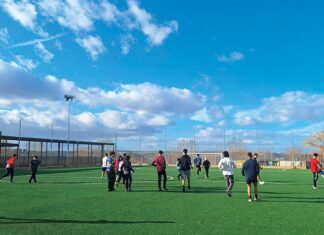 ¡Somos Iglesia, piedras vivas del nuevo templo de Aranjuez! Jóvenes jugando un partido de fútbol durante la Misión Joven de la Milicia de Santa María en Aranjuez, enero de 2026