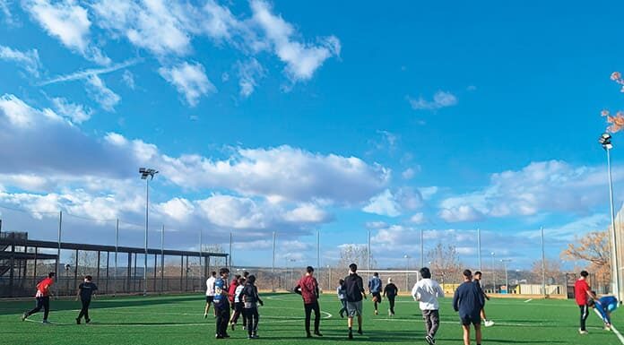 ¡Somos Iglesia, piedras vivas del nuevo templo de Aranjuez! Jóvenes jugando un partido de fútbol durante la Misión Joven de la Milicia de Santa María en Aranjuez, enero de 2026