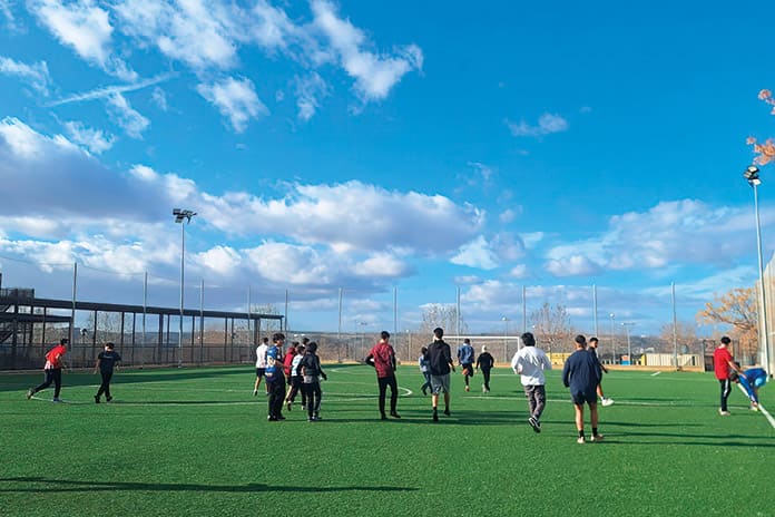Inicio del partido de futbol Jóvenes jugando un partido de fútbol durante la Misión Joven de la Milicia de Santa María en Aranjuez, enero de 2026