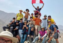 Testimonios juveniles Grupo de jóvenes durante una excursión en el campamento de verano de la Milicia de Santa María en Cieneguilla, Lima, Perú