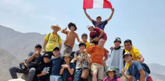 Testimonios juveniles Grupo de jóvenes durante una excursión en el campamento de verano de la Milicia de Santa María en Cieneguilla, Lima, Perú