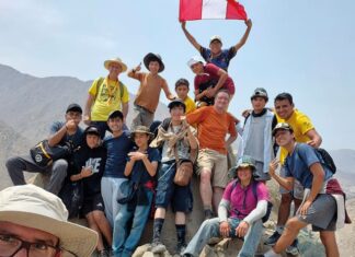 Testimonios juveniles Grupo de jóvenes durante una excursión en el campamento de verano de la Milicia de Santa María en Cieneguilla, Lima, Perú