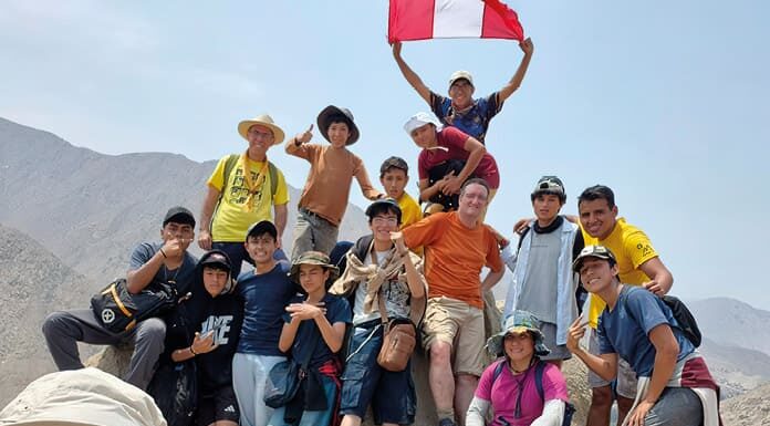 Testimonios juveniles Grupo de jóvenes durante una excursión en el campamento de verano de la Milicia de Santa María en Cieneguilla, Lima, Perú