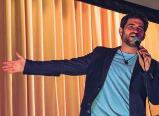 Hola, me llamo Pablo Pablo actuando en un concierto, cantautor cristiano cuya música nace de la oración y busca compartir la experiencia de Dios con los demás