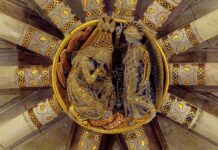 El «sí de María»… y de Gaudí Foto de la clave de la bóveda de la cripta del templo de la Sagrada Familia, con la escena de la Anunciación representada en relieve