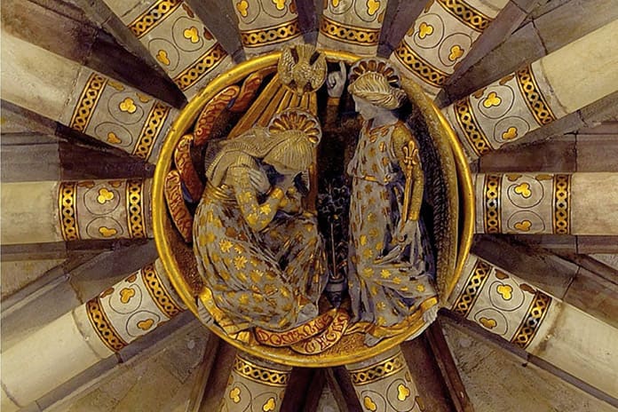 Clave de la bóveda de la cripta con la anunciación, Sagrada Familia Foto de la clave de la bóveda de la cripta del templo de la Sagrada Familia, con la escena de la Anunciación representada en relieve