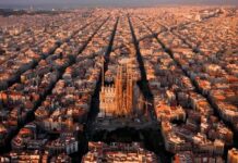 El templo en la ciudad Vista aérea de la ciudad de Barcelona en la que destaca el templo de la Sagrada Familia entre el tejido urbano