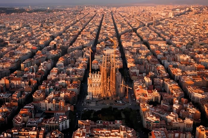 Vista aérea de Barcelona con la Sagrada Familia Vista aérea de la ciudad de Barcelona en la que destaca el templo de la Sagrada Familia entre el tejido urbano