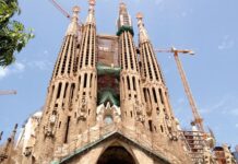 Pedro y Gaudí Vista de la fachada exterior de la Sagrada Familia de Barcelona con sus torres diseñadas por Antoni Gaudí