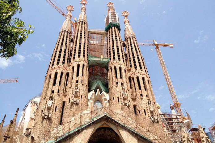 Fachada de la Sagrada Familia con las torres de Gaudí Vista de la fachada exterior de la Sagrada Familia de Barcelona con sus torres diseñadas por Antoni Gaudí
