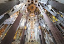 El arquitecto de Dios: Antoni Gaudí Vista del interior del templo de la Sagrada Familia, con sus columnas arborescentes y vitrales de colores