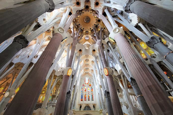 Interior del templo de la Sagrada Familia de Barcelona Vista del interior del templo de la Sagrada Familia, con sus columnas arborescentes y vitrales de colores