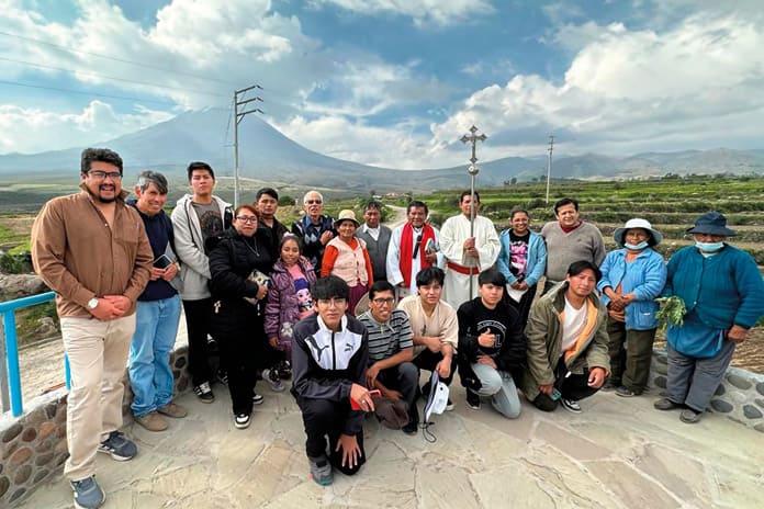 Grupo de militantes de la Milicia de Santa María en Arequipa Foto de grupo de los jóvenes militantes de la Milicia de Santa María en Arequipa, Perú, durante las jornadas de Semana Santa