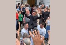 José María Ausín, nuevo sacerdote cruzado para cambiar la historia José María Ausín sonriendo a la puerta de la Catedral de la Almudena de Madrid tras su ordenación sacerdotal el 18 de abril de 2026