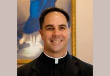 Donald Calloway: de traficante de la mafia japonesa a sacerdote católico Donald Calloway vestido con hábito sacerdotal, sonriendo