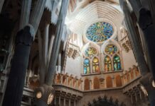 Arquitecto de Dios y del alma Vidriera de colores de la Sagrada Familia, obra de Antoni Gaudí, en Barcelona.